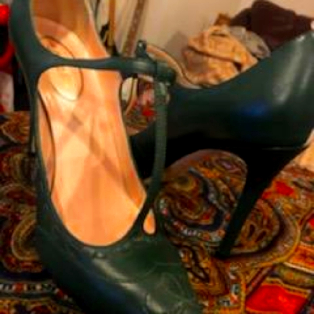 Green Sarah Jessica Parker pointed toe heels